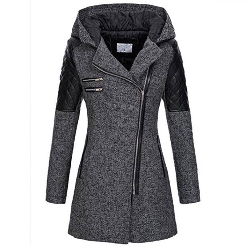 Cappotto invernale donna grigio con cappuccio, zip asimmetrica, dettagli in pelle nera, tasche multiple. Elegante e caldo, ideale per l&