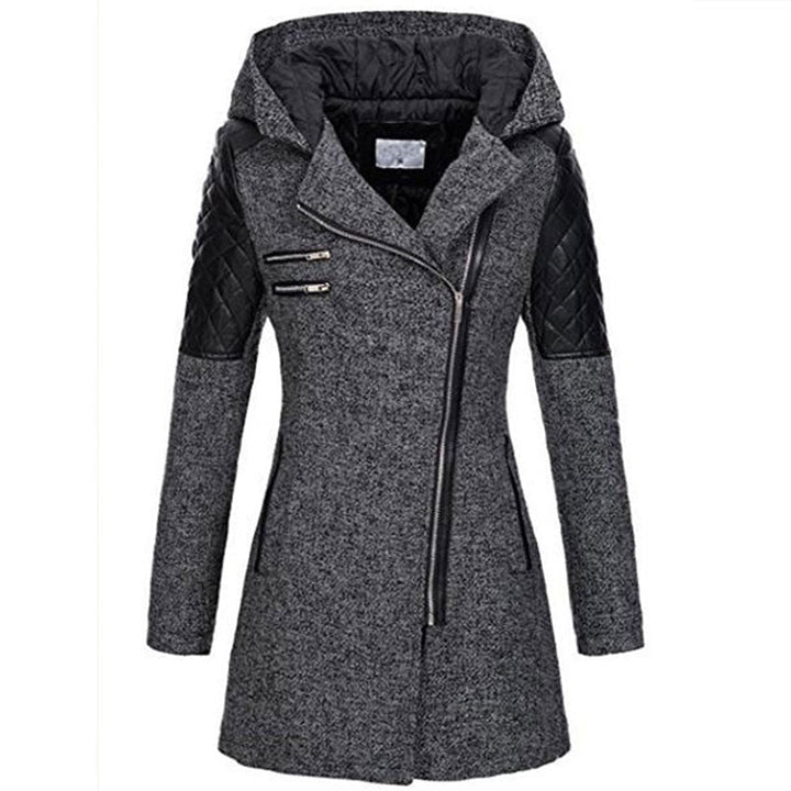 Cappotto invernale donna grigio con cappuccio, zip asimmetrica, dettagli in pelle nera, tasche multiple. Elegante e caldo, ideale per l&
