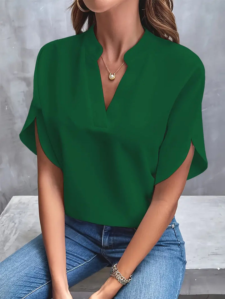 Blusa verde elegante da donna con scollo a V, maniche corte e design moderno. Perfetta per look casual o formali. Moda femminile, abbigliamento trendy.