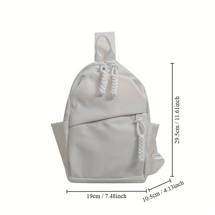 Zaino bianco in pelle sintetica, dimensioni 29,5x19x10,5 cm, con tasche laterali e chiusura a cerniera. Accessorio moda unisex, ideale per scuola o viaggio.