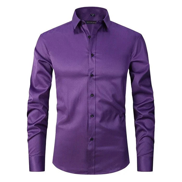 Camicia uomo elegante viola, maniche lunghe, bottoni neri, tessuto lucido. Ideale per abbigliamento formale e occasioni speciali.