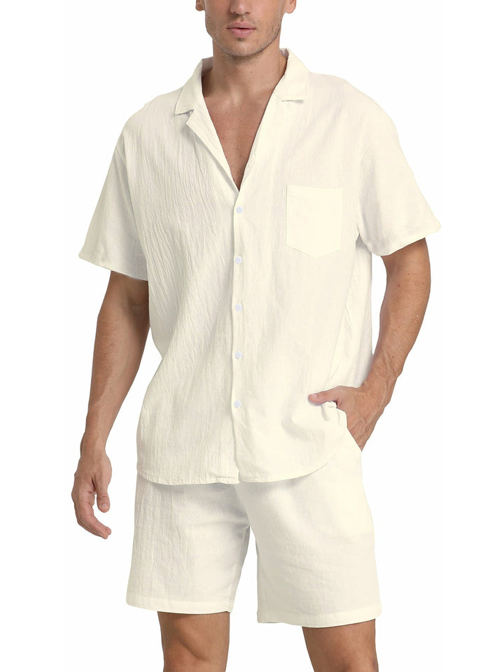 Camicia e pantaloncini uomo in lino bianco, stile casual estivo. Abbigliamento leggero e traspirante, ideale per giornate calde.