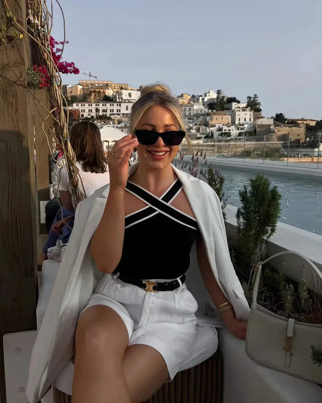 Débardeur femme en coton bio, bretelles croisées, coupe ajustée, idéal pour un look décontracté et élégant au quotidien.