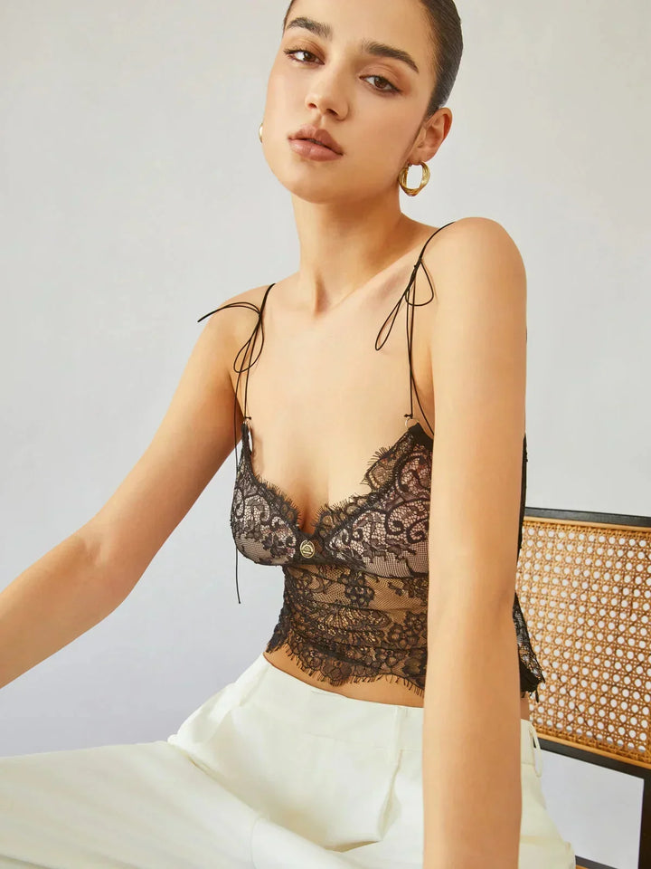 Débardeur femme en tissu léger, dentelle ajustable, fines bretelles, parfait pour un look élégant et féminin.