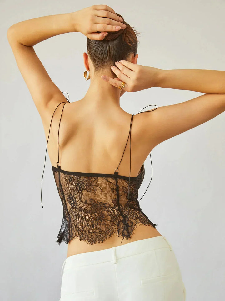 Débardeur femme en tissu léger, dentelle ajustable, bretelles fines et détails délicats pour un look élégant et féminin.