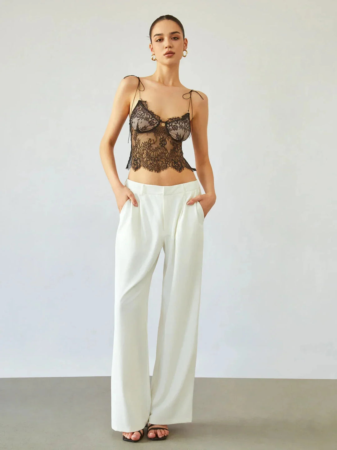 Débardeur femme en coton léger, avec dentelle ajustable et fines bretelles pour un ajustement parfait et un style délicat.