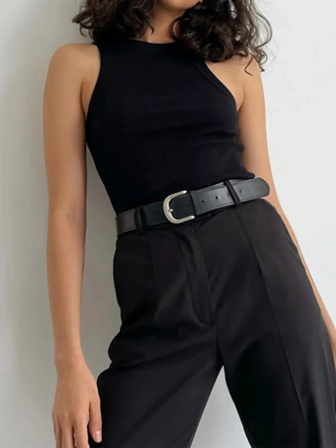 Débardeur femme ajustable en coton côtelé, sans manches, idéal pour un look décontracté et polyvalent.