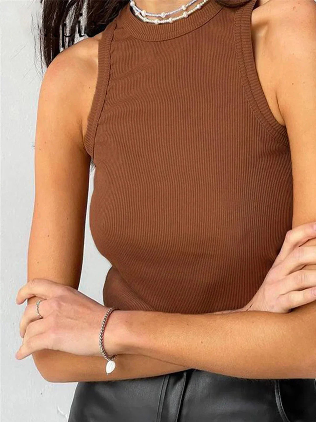 Débardeur femme sans manches en coton côtelé marron clair, ajustable et polyvalent pour un style décontracté.