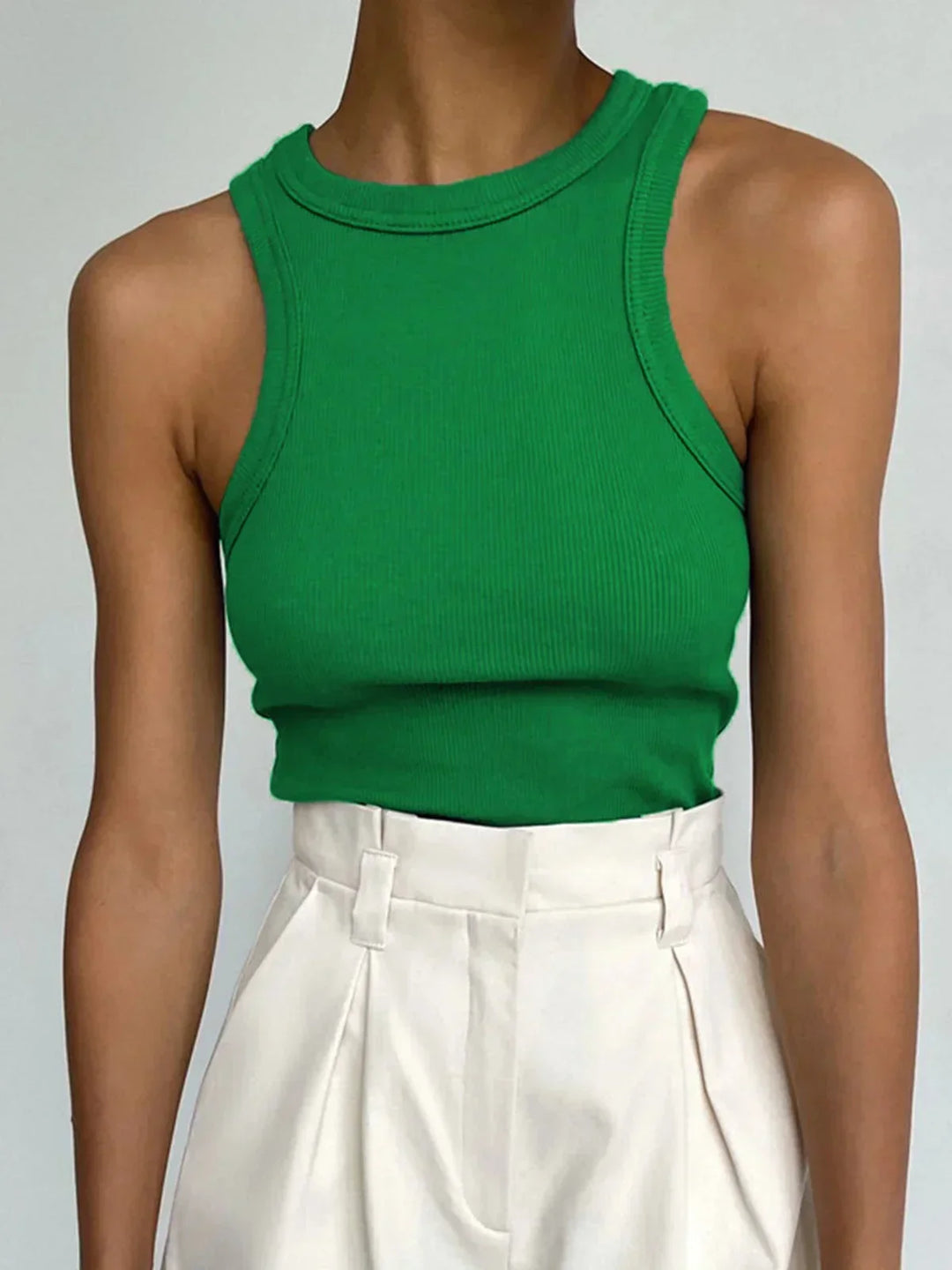 Débardeur vert femme, sans manches, en tissu côtelé, ajustable pour un fit personnalisé, idéal pour un look décontracté.