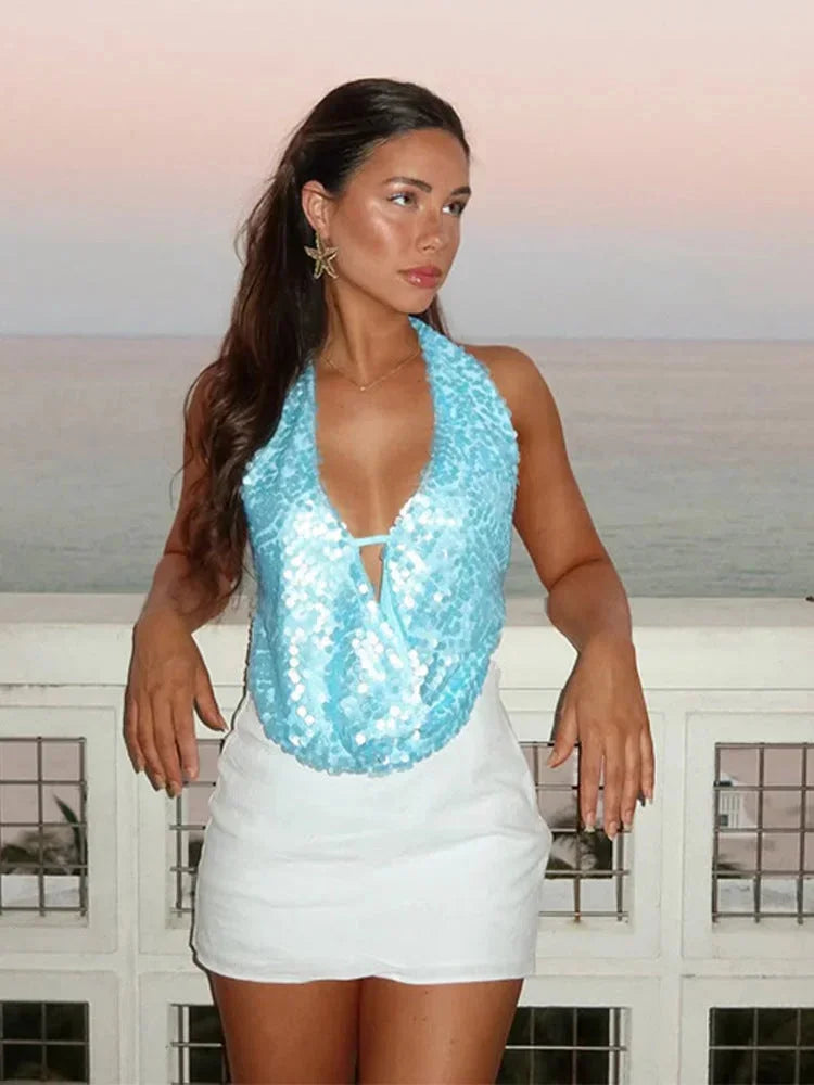 Débardeur femme bleu à sequins, col halter, en polyester doux, idéal pour les occasions festives ou les sorties d'été.