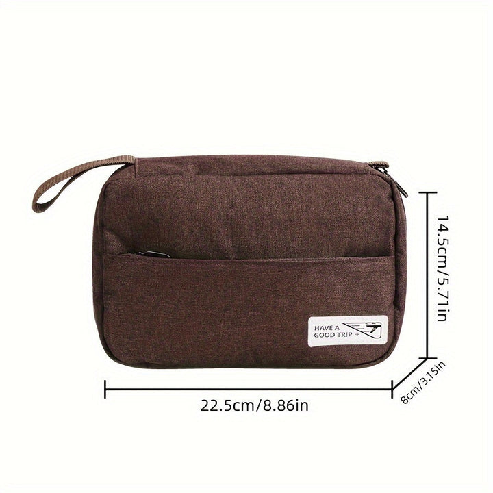 Borsa da viaggio marrone, compatta e rettangolare, con tasca frontale e cerniera. Dimensioni: 22,5x14,5x8 cm. Ideale per organizzare accessori.