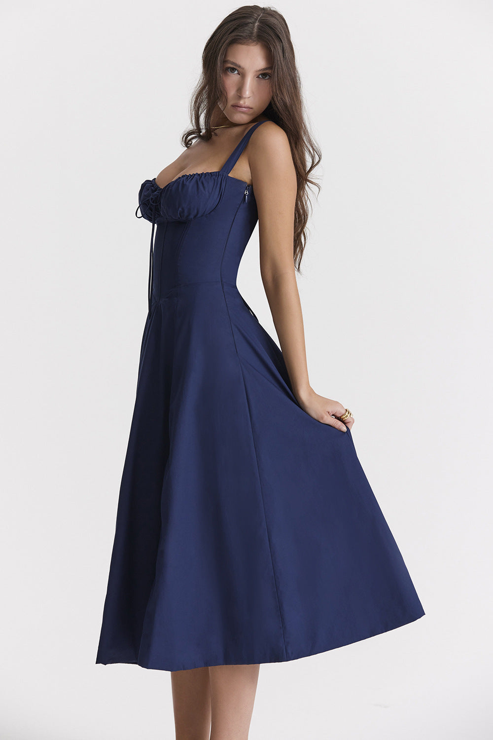 Abito lungo blu elegante con spalline sottili, scollo arricciato e gonna svasata. Moda donna, abbigliamento estivo, stile sofisticato.