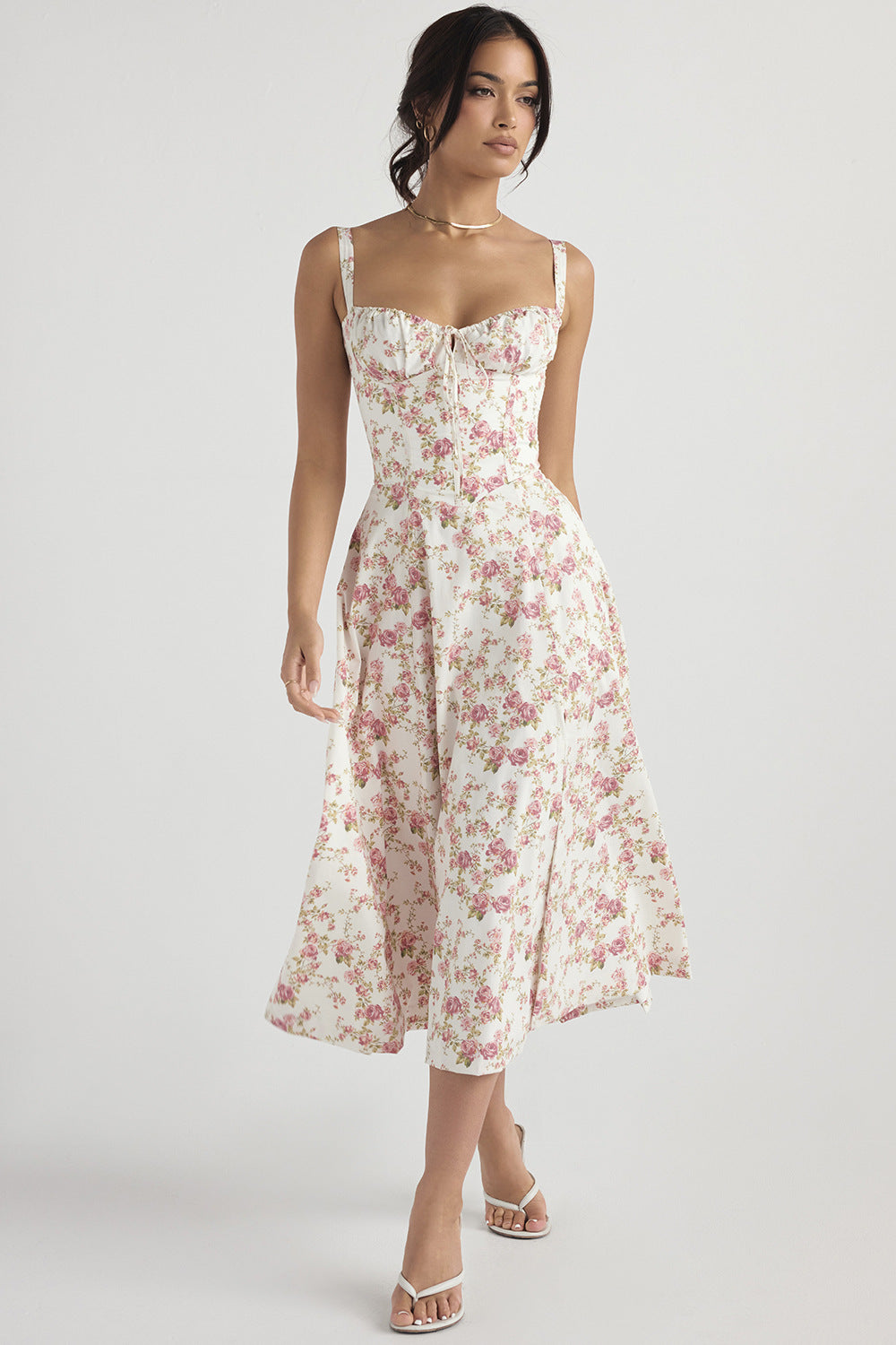 Abito estivo donna floreale bianco e rosa, lunghezza midi, spalline sottili, scollo a cuore, perfetto per occasioni casual e primaverili.
