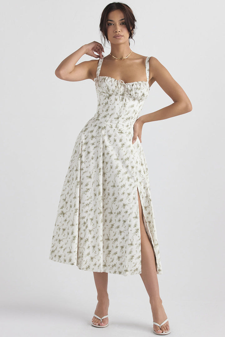 Abito estivo lungo bianco con stampa floreale, spalline sottili e spacco laterale. Perfetto per occasioni casual e eleganti. Moda donna 2023.