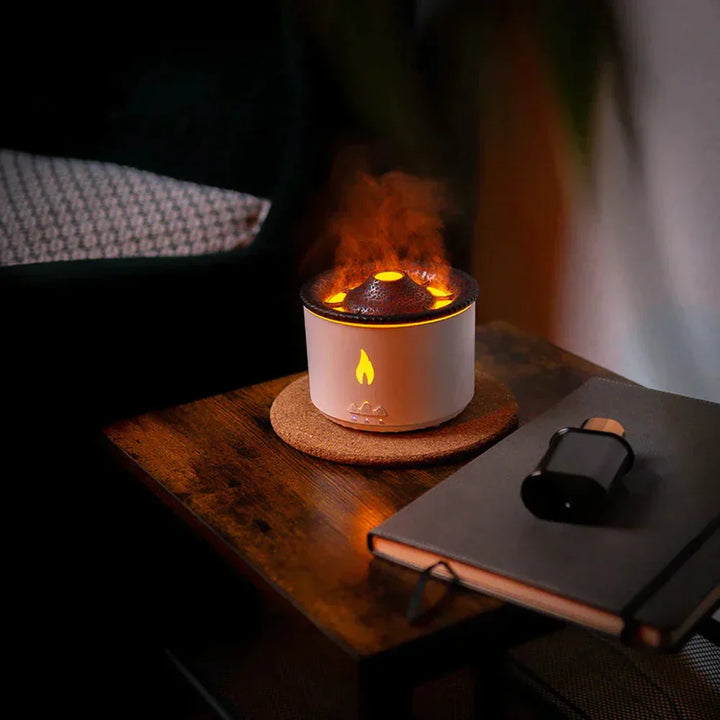 Diffusore di aromi a forma di vulcano su tavolino in legno, emette vapore e luce calda. Accessorio elegante per aromaterapia e decorazione d&