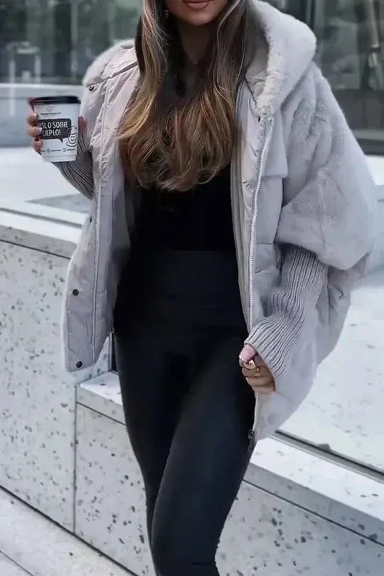 Veste marron pour femme avec capuche, design moderne et rembourrage pour les journées froides.