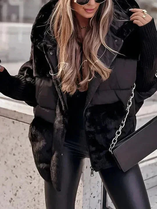 Veste beige pour femme avec capuche, design moderne et matériau léger pour les journées fraîches.