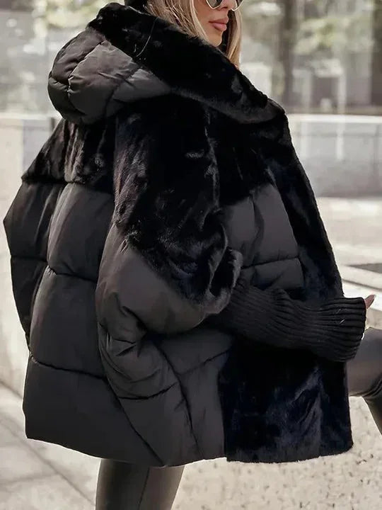 Veste marron pour femme avec capuche, en matériau déperlant, au design moderne et coupe sportive.
