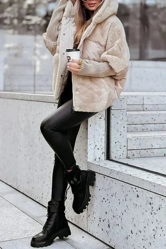 Veste beige pour femme avec capuche, design moderne, en matériau léger et chaud, idéale pour les journées fraîches.