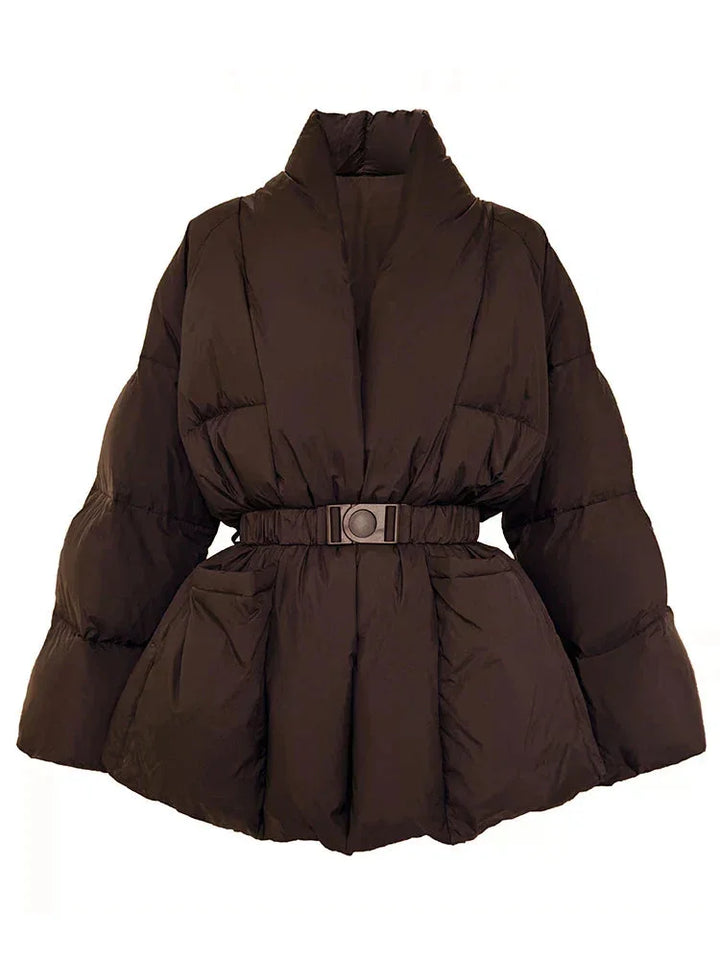 Doudoune femme noire avec ceinture et col montant, en nylon, conçue pour le confort et la chaleur.
