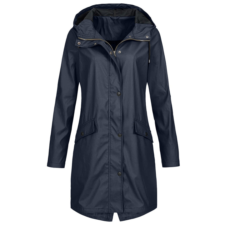 Giacca impermeabile donna blu scuro con cappuccio, chiusura a bottoni e tasche frontali. Elegante e funzionale per pioggia e outdoor.