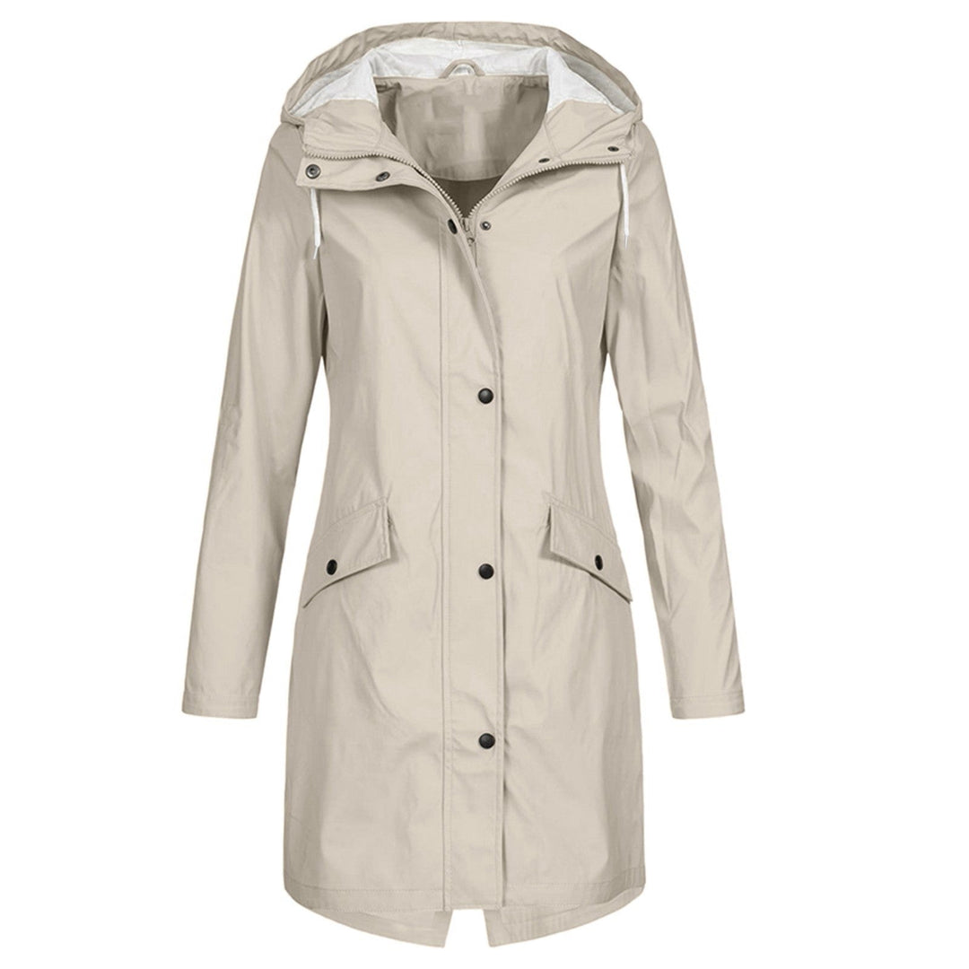 Cappotto impermeabile beige da donna con cappuccio, chiusura a bottoni, tasche frontali. Elegante e pratico per pioggia e vento.