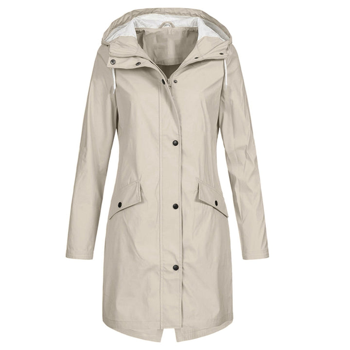 Cappotto impermeabile beige da donna con cappuccio, chiusura a bottoni, tasche frontali. Elegante e pratico per pioggia e vento.