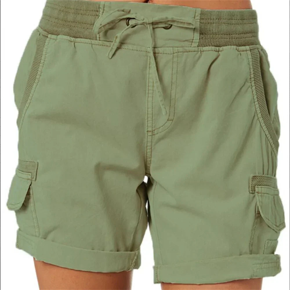 Pantaloncini cargo donna verde oliva, tasche laterali, elastico in vita, cotone, casual estivo, moda femminile, abbigliamento comodo.