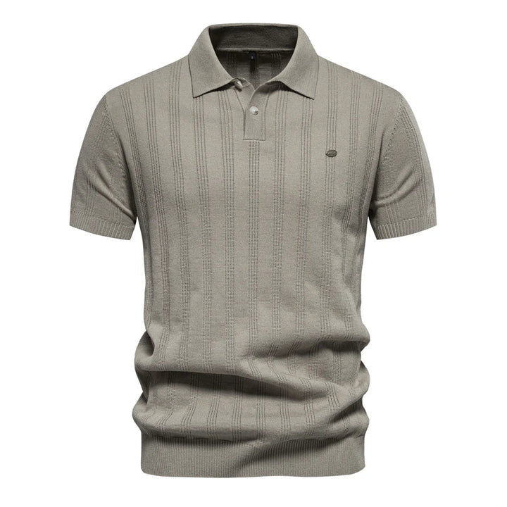Maglietta polo uomo grigia, maniche corte, design a righe verticali, tessuto leggero, stile casual elegante, perfetta per ogni occasione.