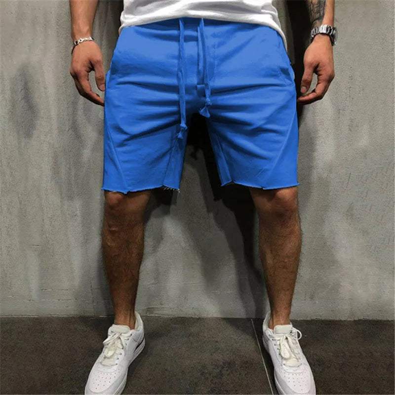 Shorts uomo blu casual, lunghezza al ginocchio, con coulisse, indossati con scarpe sportive bianche. Ideali per moda estiva e tempo libero.