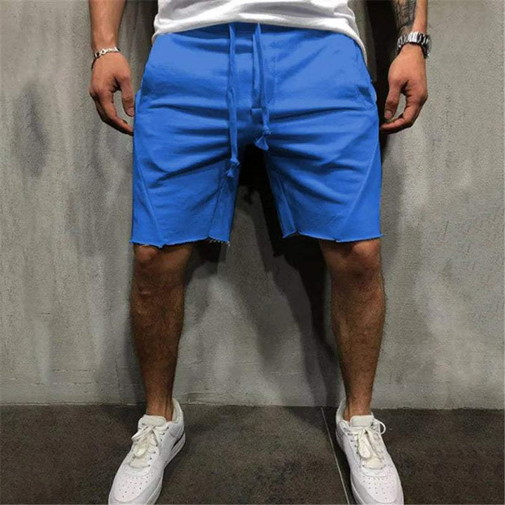 Shorts uomo blu casual, lunghezza al ginocchio, con coulisse, indossati con scarpe sportive bianche. Ideali per moda estiva e tempo libero.