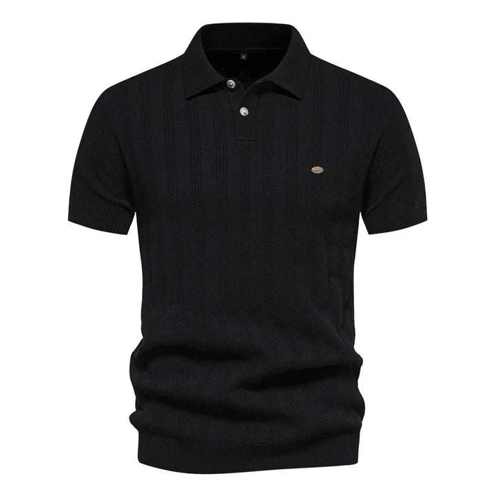Maglietta polo nera da uomo in cotone, maniche corte, con colletto e bottoni. Design elegante, ideale per abbigliamento casual o formale.