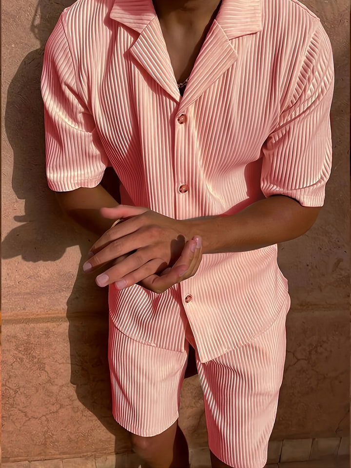 Abbigliamento estivo uomo: completo rosa a righe, camicia a maniche corte e pantaloncini coordinati. Moda casual, tessuto leggero, stile moderno.