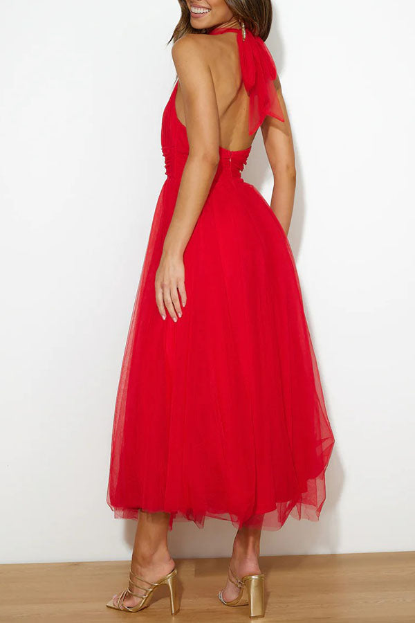 Abito lungo rosso elegante in tulle, schiena scoperta, spalline sottili, perfetto per serate e cerimonie. Moda donna, abbigliamento formale.