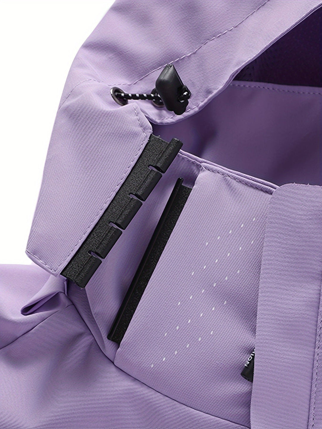 Giacca impermeabile viola con cerniera e chiusura a strappo, tessuto tecnico resistente, ideale per attività outdoor e sport invernali.