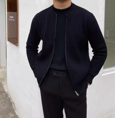 Giacca nera elegante da uomo, stile casual, con zip frontale. Perfetta per look autunnali e invernali. Abbigliamento maschile moderno e versatile.