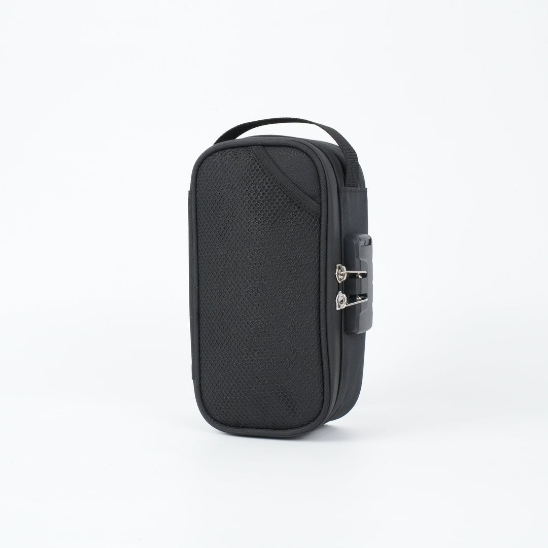 Custodia rigida nera per accessori elettronici, con maniglia e chiusura a zip. Design compatto e resistente, ideale per viaggi e organizzazione.