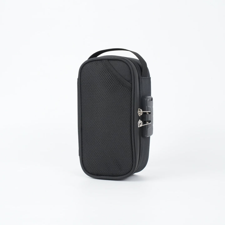 Custodia rigida nera per accessori elettronici, con maniglia e chiusura a zip. Design compatto e resistente, ideale per viaggi e organizzazione.