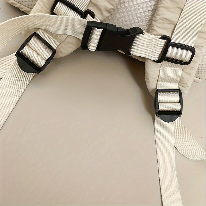 Cintura di sicurezza beige con fibbie nere, regolabile, per seggiolino auto o passeggino. Accessorio essenziale per la sicurezza dei bambini.