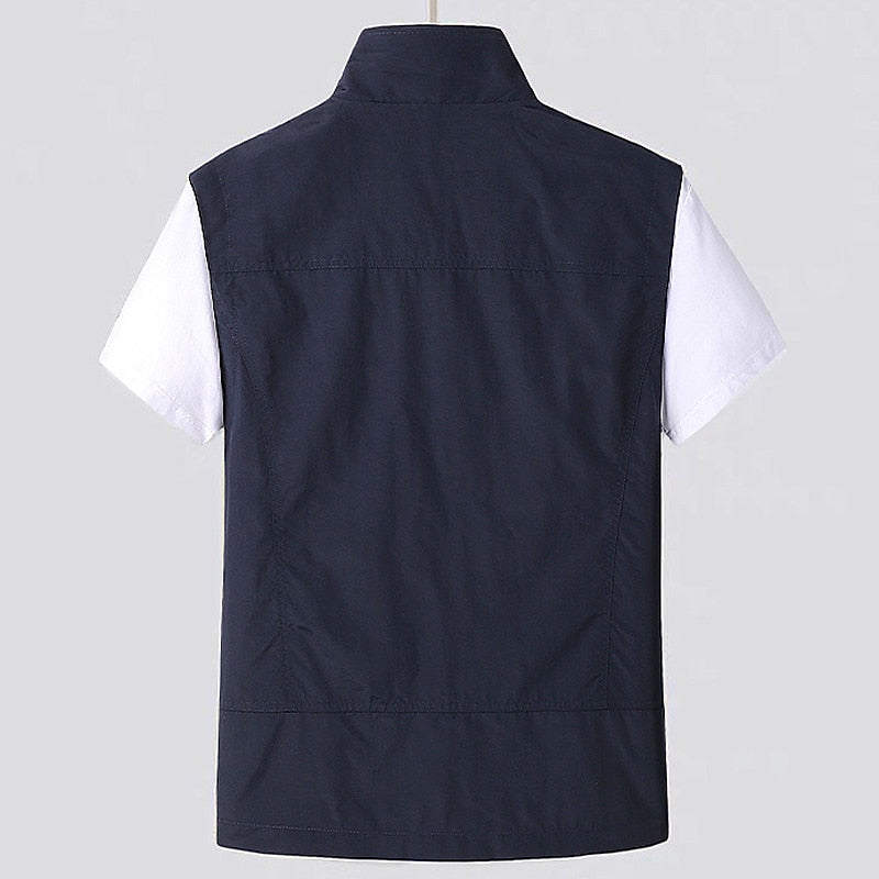 Camicia uomo a maniche corte, blu scuro con colletto, retro. Design casual, tessuto leggero, ideale per l'estate. Moda maschile elegante.