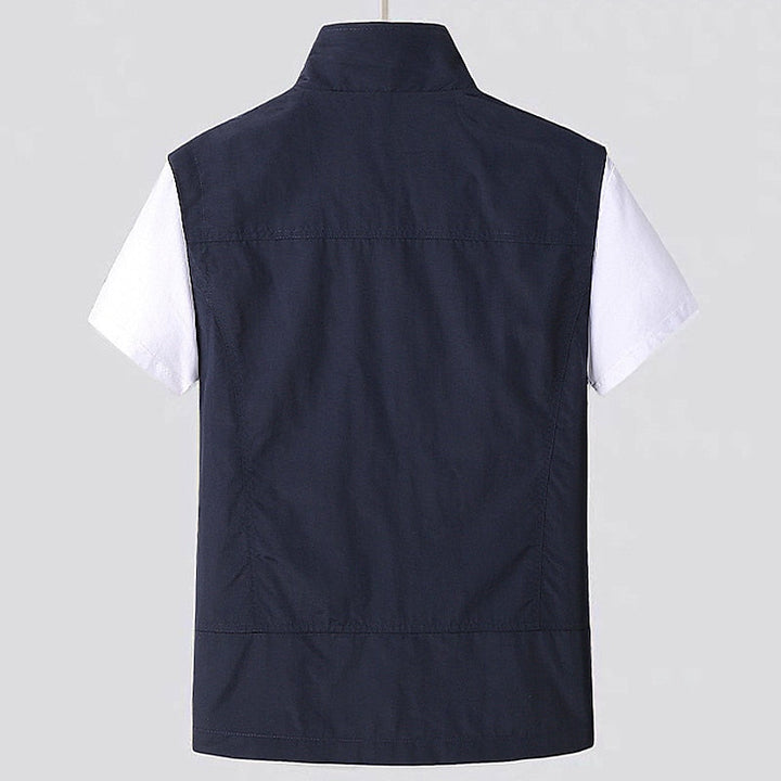 Camicia uomo a maniche corte, blu scuro con colletto, retro. Design casual, tessuto leggero, ideale per l'estate. Moda maschile elegante.