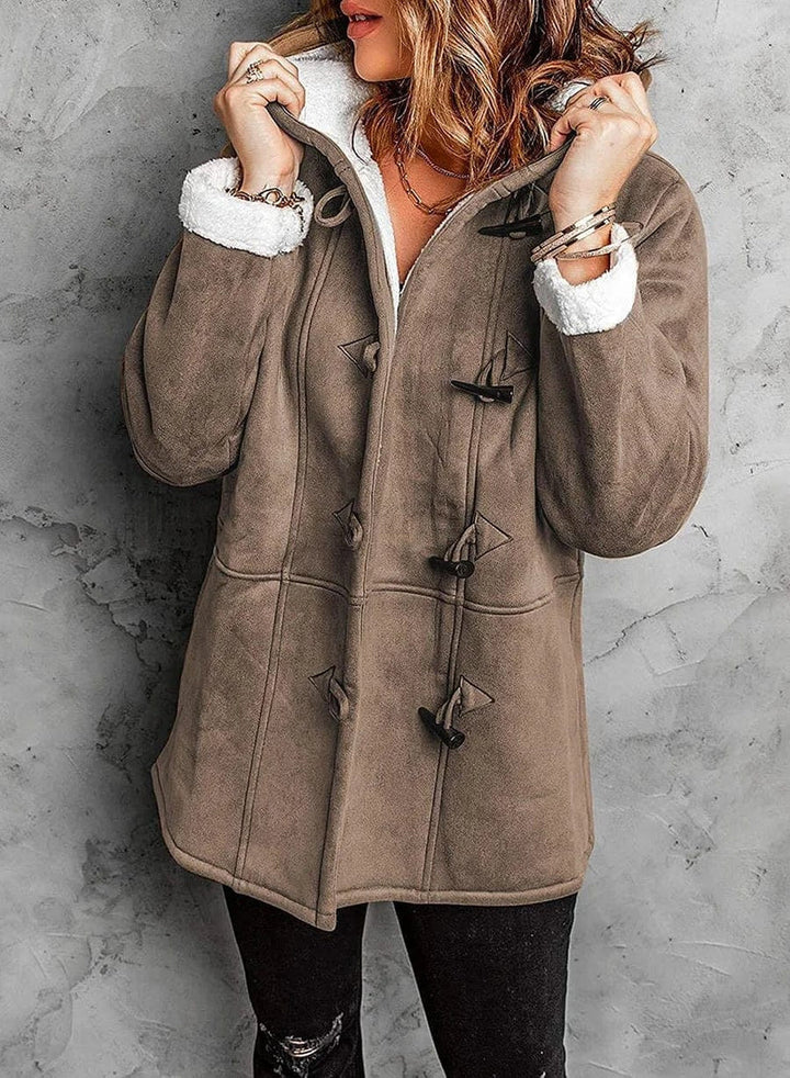 Cappotto donna invernale marrone con cappuccio, chiusura a alamari, fodera in pelliccia sintetica bianca. Elegante e caldo, ideale per l'inverno.