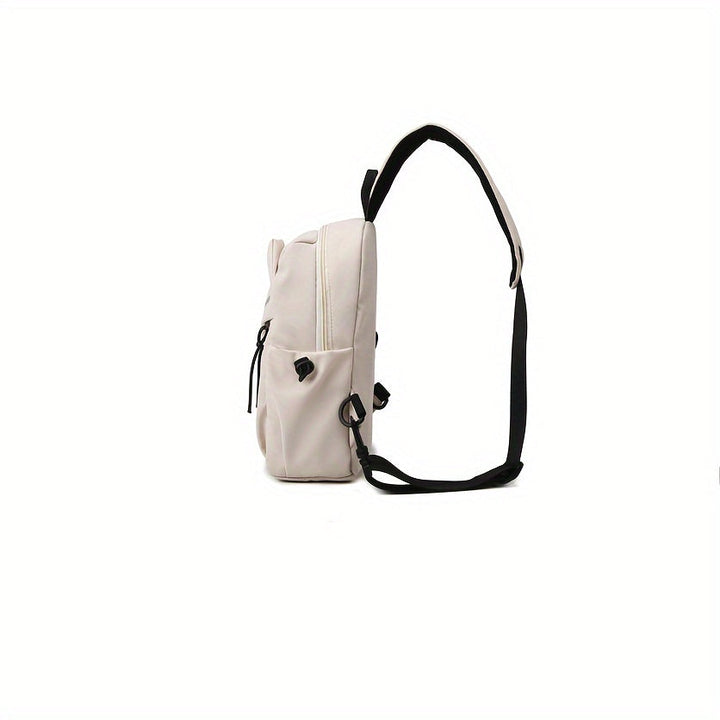 Zaino beige di profilo con spallacci neri regolabili, tasche laterali e chiusura a zip. Design moderno, ideale per scuola o lavoro.