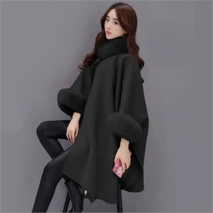 Mantella Donna in Lana con Bordo in Ecopelliccia Elegante