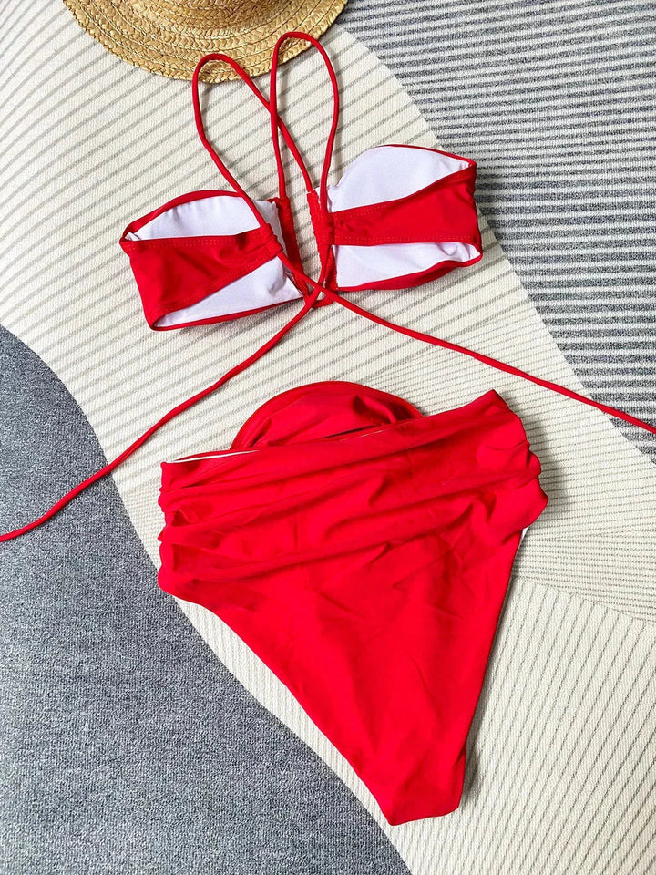 Ensemble bikini femme avec motifs floraux, bretelles strappy, en tissu doux et élastique pour un confort optimal.