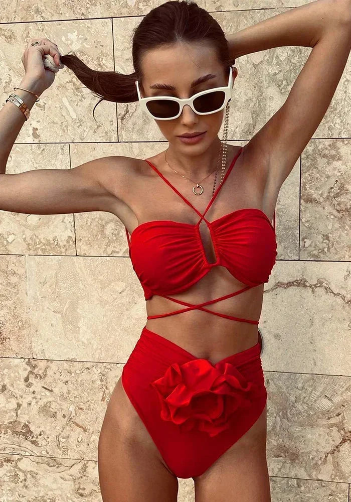 Ensemble bikini femme en polyester avec motifs floraux, bretelles ajustables et design élégant pour un look estival.
