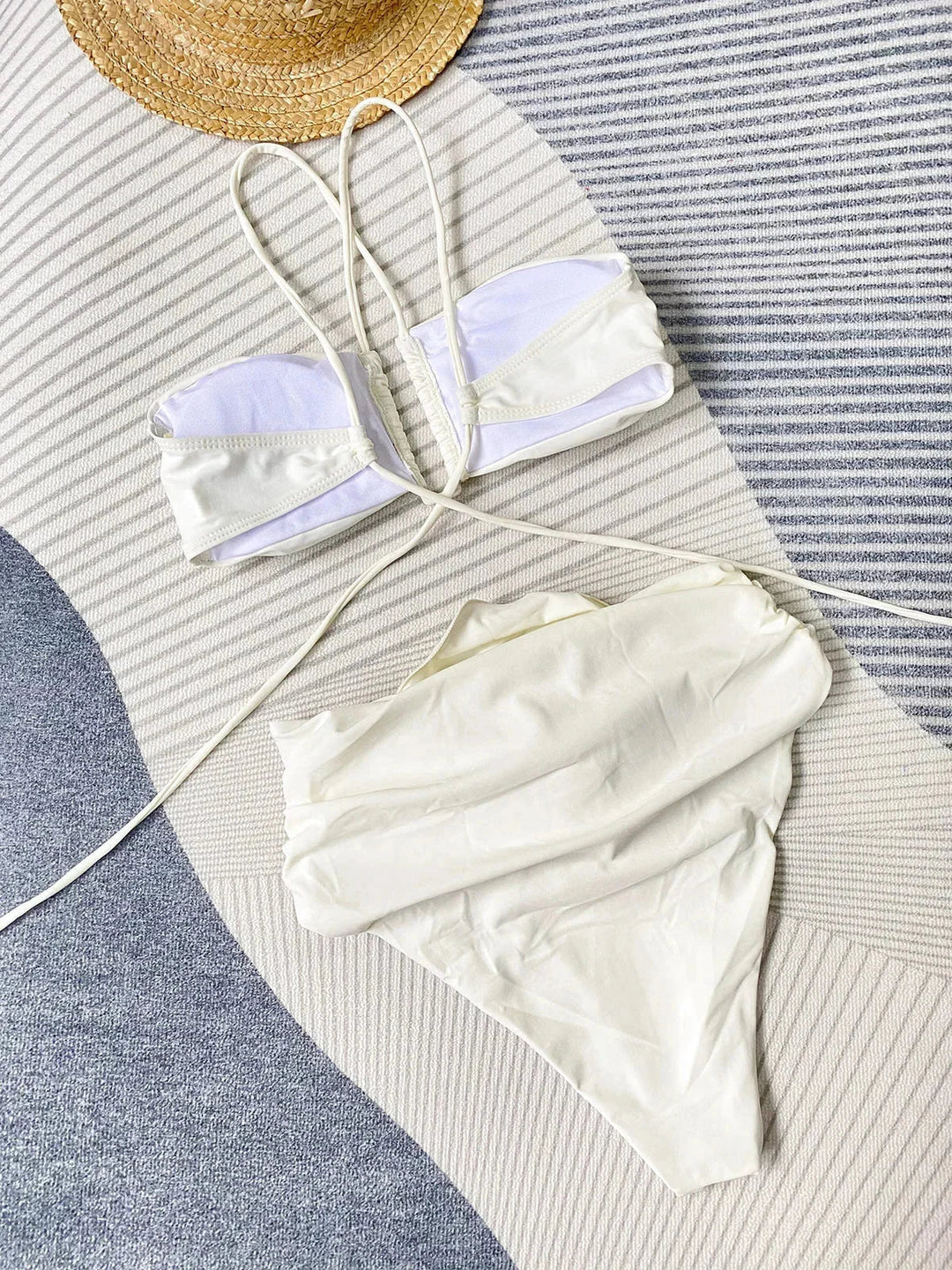 Ensemble bikini femme à motifs floraux, tissu extensible avec bretelles strappy et maintien confortable pour la plage.