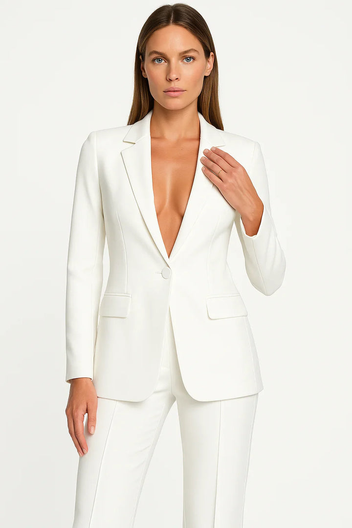 Ensemble blazer et pantalon pour femme en bleu, coupe moderne, tissu léger et respirant.