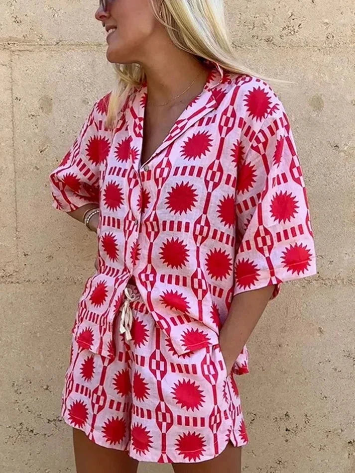 Ensemble rose en coton, chemise à manches courtes et short assorti, idéal pour les journées estivales décontractées.
