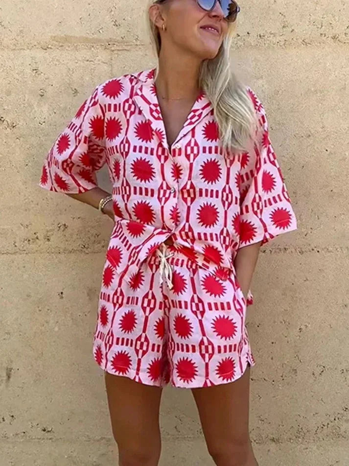 Ensemble chemise et short à manches courtes femme rose en coton, coupe décontractée avec motifs floraux élégants.